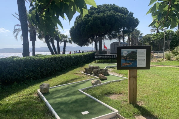 Mini golf in Saint Raphael with sea view - Bonjour Fun