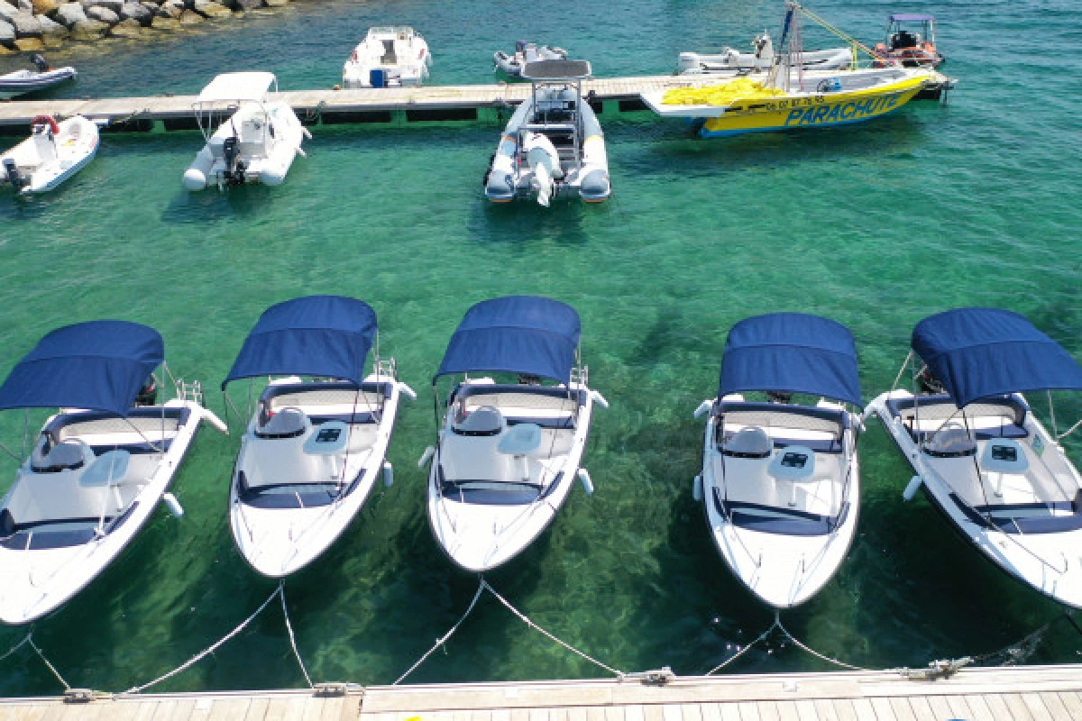 ISSAMBRES -  Classic boat rental without licence with cold drinks included 3h - Bonjour Fun